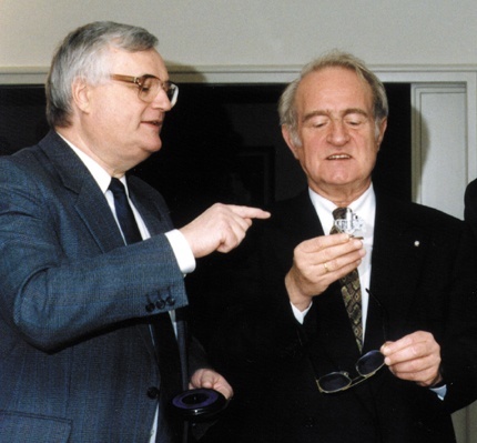 Der Atmosphärenphysiker Prof. Dr. Dirk Offermann überreicht dem damaligen NRW-Ministerpräsidenten Johannes Rau ein CRISTA-Modell, das an Bord der Discovery mit im All war.