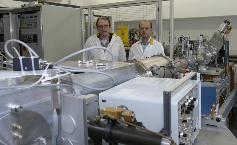 Dr. Jan Meijer (links) und Thomas Lenders mit dem neuen Beschleuniger im RUBION. 
