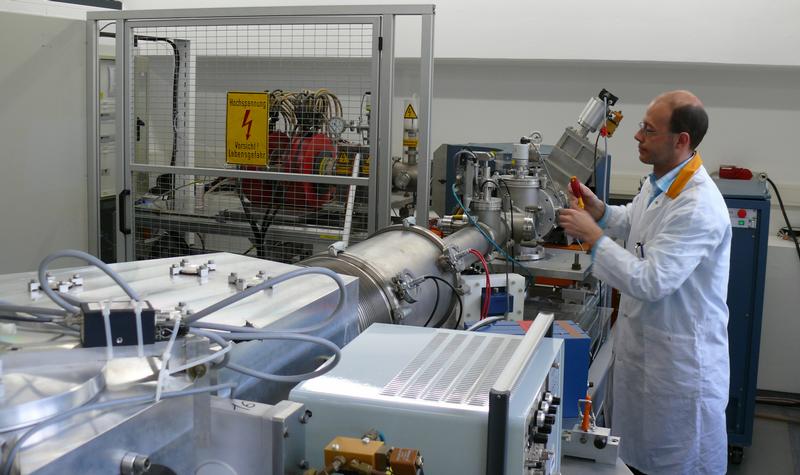 Strahlenschutztechniker Thomas Lenders beim Justieren eines Ionenstrahl-Optikelements. 