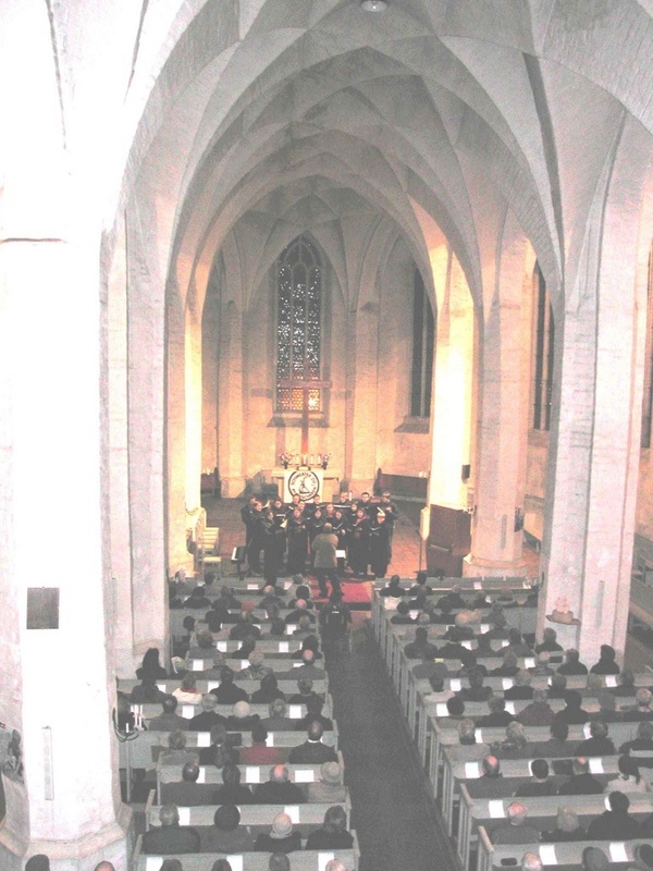 Blick in die Evangelische Peter - Paul Kirche Senftenberg während des Auftritts des Kammerchores der Musikschule des Landkreises Oberspreewald - Lausitz anlässlich des Friedenskonzertes. Foto: Witzmann/ FHL