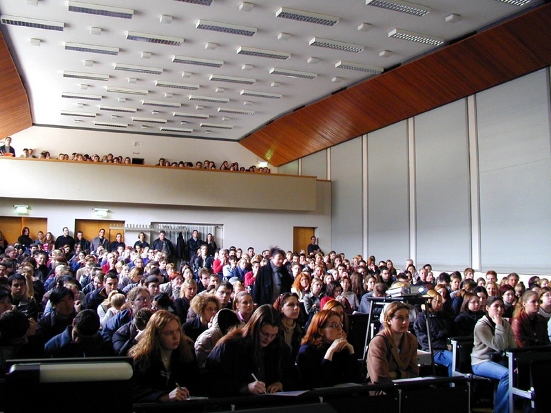 Schülerinnen und Schüler informieren sich über ihre Zukunftschancen - wie hier auf dem Infotag 2002 an der FH Trier