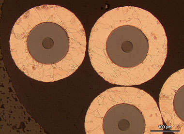 Für hoch belastete Stellen des Plasmagefäßes in Fusionsanlagen weiterentwickelt: Galvanisch mit Kupfer beschichtete Siliziumkarbid-Fasern bilden nach der Konsolidierung einen neuen Metallmatrix-Verbundwerkstoff 