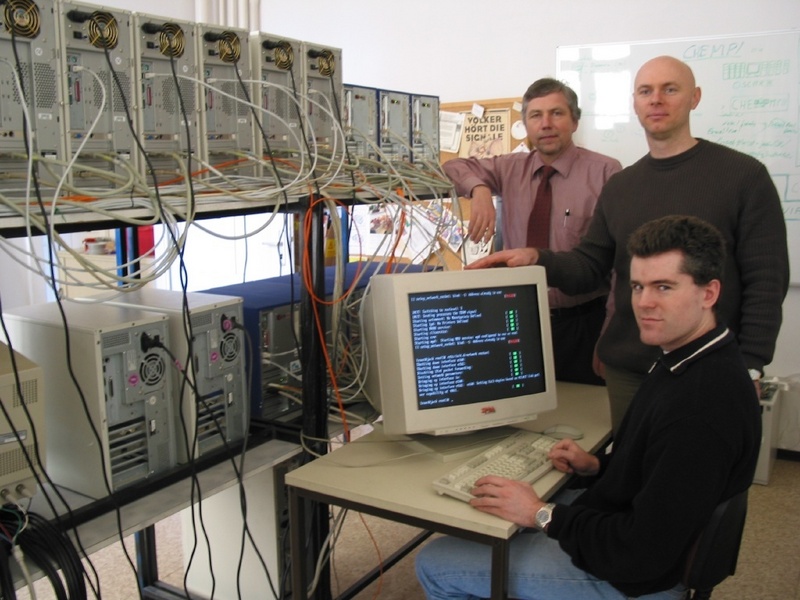 Sie haben keine Angst vor dem Kabelsalat: Prof. Dr. Wolfgang Rehm, Daniel Balkanski und Mario Trams "verknoten" Cluster zu leistungsstarken Cluster-Verbünden. Foto: Mario Steinebach