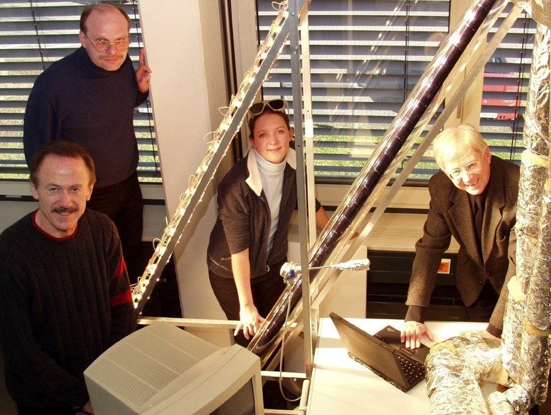 Sie bauen an der Solar-Wärme-/Kältepumpe: (von links nach rechts) Prof. Dr. Robert Heß, Martin Sukowski, Annick Tamm, Prof. Dr. Rainer Braun. Foto: FHG/HT, Abdruck honorarfrei