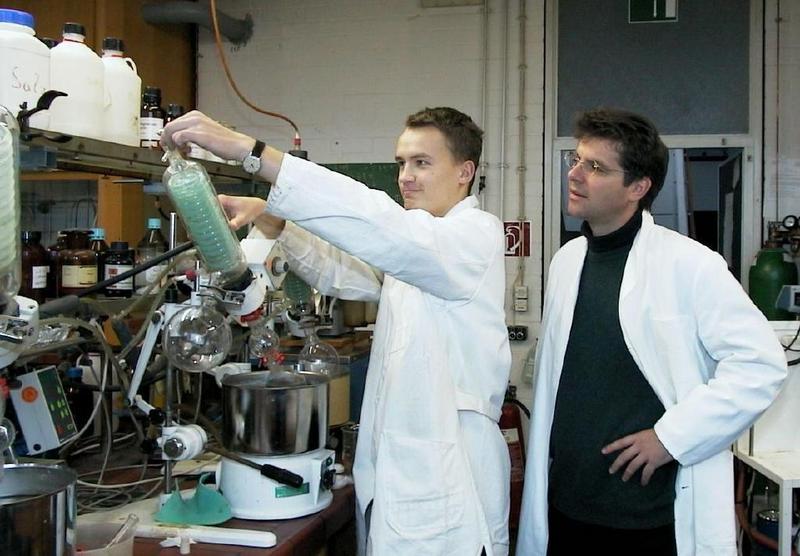 Dimitrij Kashin (links) ahmt die Natur nach. Vielleicht findet er sogar neue chemische Verbindungen, die eine größere heilende Wirkung besitzen als die natürlichen Ausgangsstoffe. PD Dr. Andreas Kirschning (r.) holte ihn an die TU Clausthal.