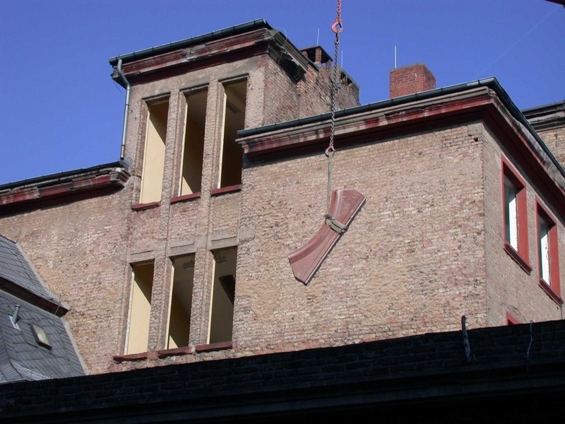 Beim Abriss der historischen Hallgartenschule werden Schmuckelemente vorsichtig demontiert und eingelagert.