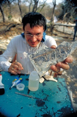 Thomas Kaiser mit einem hervorragend erhaltenen eozänen Fisch von/in Mahenge