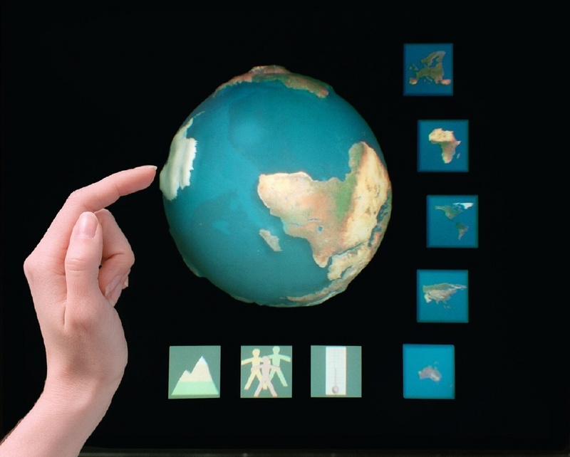 Das Spezialdisplay stellt die virtuelle Weltkugel als hoch aufgelöstes Luftbild dar. Der Nutzer kann den Globus mit der bloßen Hand bewegen. ©Fraunhofer