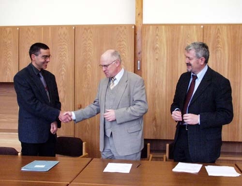 von links: Dr. Tunga Salthammer nimmt die Glückwünsche zur Berufung an die FH von Prof. Dr. Wolf-Rüdiger Umbach und Prof. Dr. Rainer Marutzky entgegen