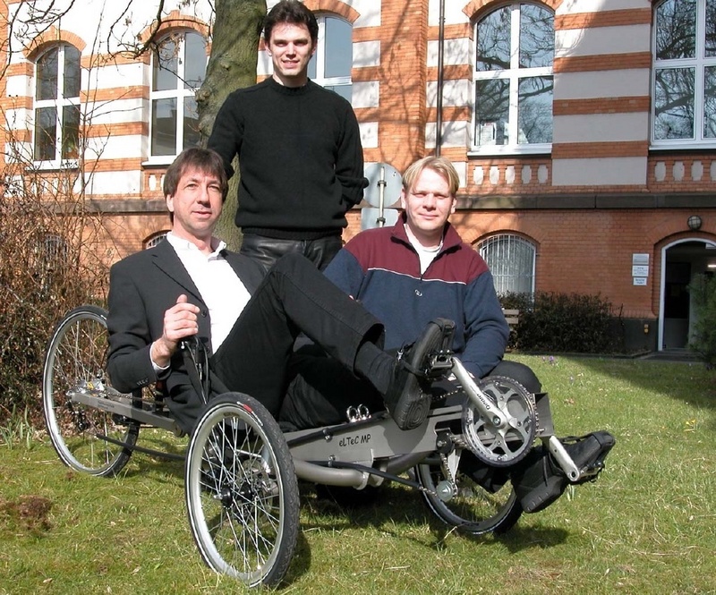 Prof. Dr. Wilfried Fischer im frisch konstruierten Liegerad mit seinen Studenten Michael Macha und Jens Prieß