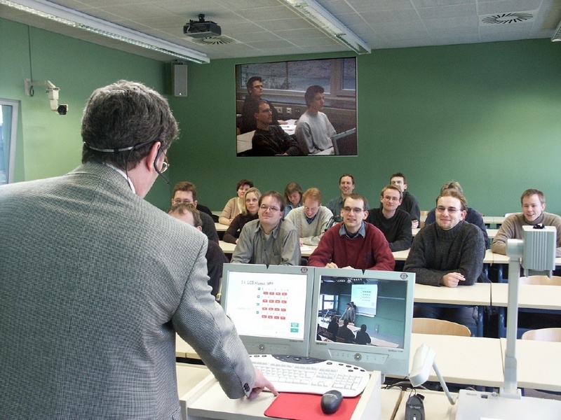 Aus dem Multimedia-Hörsaal der TU Clausthal werden Vorlesungen an die Universität Göttingen und vice versa übertragen.