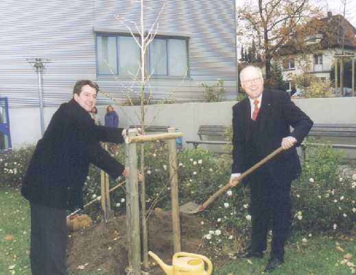 Auch bei der Baumpflanzung ein eingespieltes Team: Präsident Prof. Dr. Wolf-Rüdiger Umbach und Vizepräsident Dipl.-Ing. Volker Küch (links)