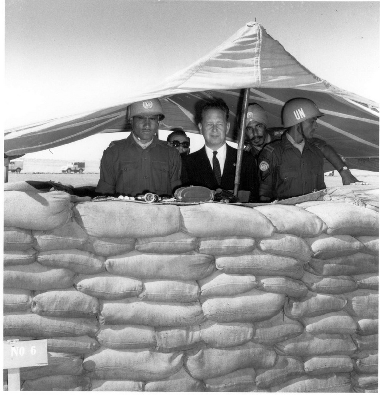UN-Generalsekretär Dag Hammarskjöld besucht 1958 die "Blauhelmtruppen", die seit der Suezkrise in der Region ihren Dienst versehen. (Foto: UN-Archiv)