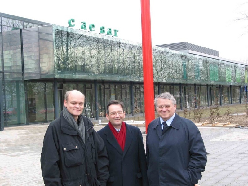 Von links nach rechts: Lutz Fritsch (Künstler), Hartwig Bechte (Kaufmännischer Vorstand caesar) und Karl-Heinz Hoffmann (Gründungsdirektor caesar).