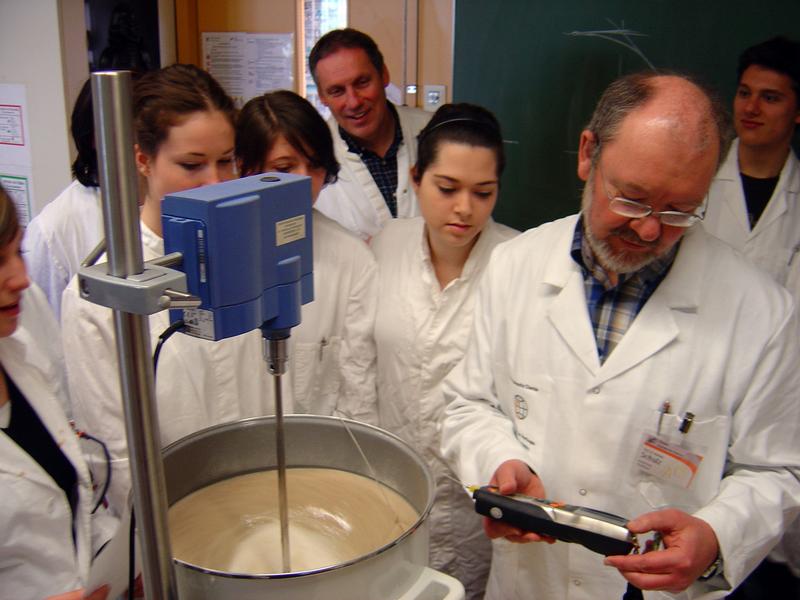 Prof. Dr. Gerhard Schulz kontrolliert die Temperatur der Maische, aus der ein Hefeweizen werden soll