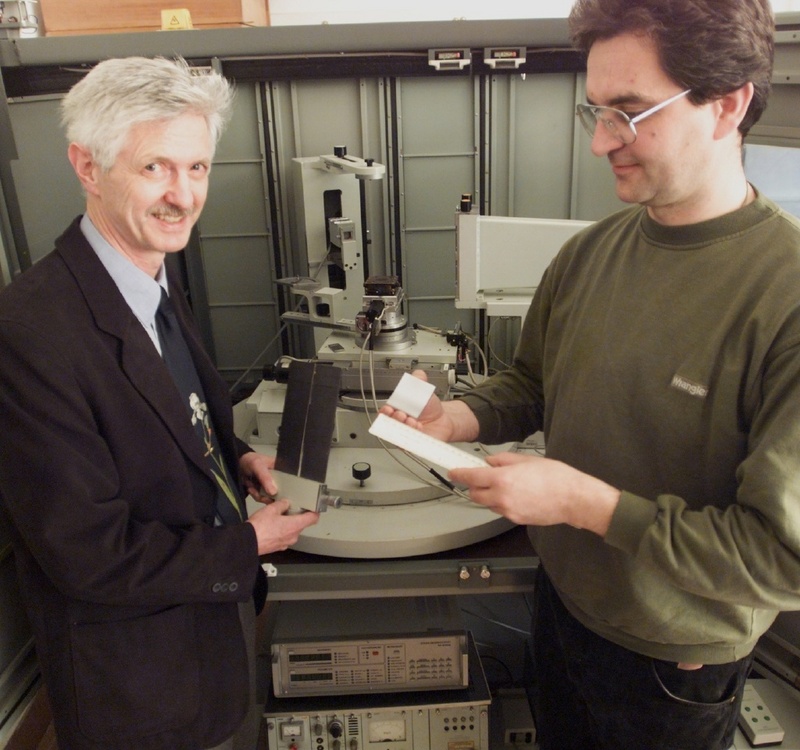 Prof. Dr. Eckhart Förster (l.) und sein Mitarbeiter Dr. Ingo Uschmann vor der Testapparatur für ihre Spezial-Kristalle. (Foto: FSU)