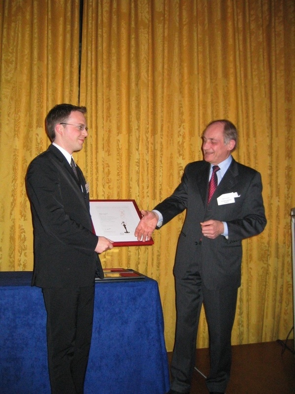 Professor Marcel Crochet, Rector der Universität Catholique de Louvain (UCL) in Belgium übergibt den Silver Award an Rainer Hasselmann