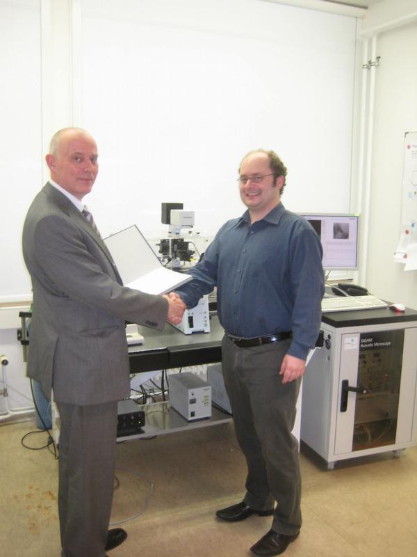 Prof. Dr. Günter Fuhr, Direktor des Fraunhofer IBMT und Dr. Eike Weiss, Geschäftsführer der kibero GmbH, nach der Unterzeichnung der Verträge.