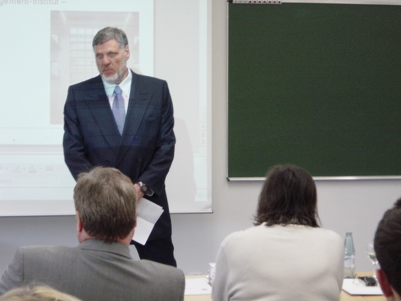 Prof. Dr. Josef Fischer, wissenschaftlicher Leiter des Weiterbildungsangebots, bei seiner Einführung in den Themenkomplex "Rating"