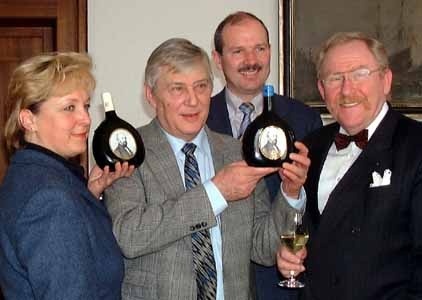 Präsentierten den Uni-Bocksbeutel zu Ehren von Rudolf Virchow im Senatssaal: Sonja Höferlin vom Bürgerspital, Unipräsident Theodor Berchem, Horst Kolesch vom Juliusspital und Unikanzler Bruno Forster (von links). Foto: Emmerich