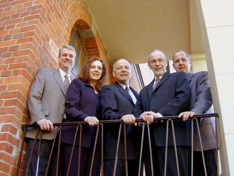 (1.v.r.) Prof. Dr. Rainer Riemann empfing heute eine Delegation der Penn State University unter Leitung von Dekan Prof. Raymond Coward (2.v.r.). Foto: FSU