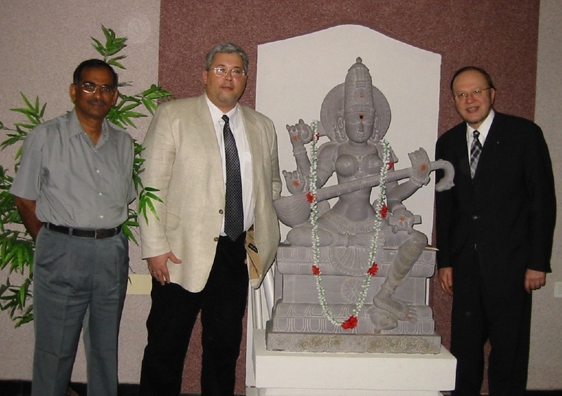 Vize-Kanzler der JNTU Dr. Y. Venkatarami Reddy, Leiter Akademisches Auslandsamt Pascal Cromm, indische Hindu-Göttin der Bildung Saraswati, Rektor Prof. Dr. Dr. Ekbert Hering (vlnr).