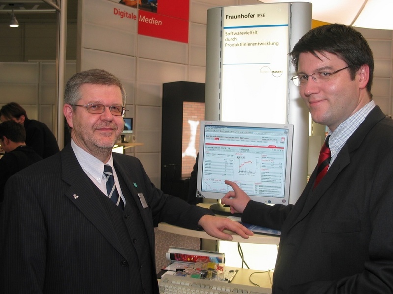 Werden ihre erfolgreiche Forschungskooperation weiter ausbauen: Prof. Dieter Rombach (links) und Dr. Martin Verlage (rechts) auf der CeBIT 2003.