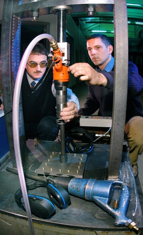 Dr. Holger Unger (l.) und Dipl. Ing. Udo Kreißig bei Einstellarbeiten an einem Versuchsaufbau zur Vibrationsmessung an einem Drucklufthammer. Foto: TU Chemnitz/Uwe Meinhold