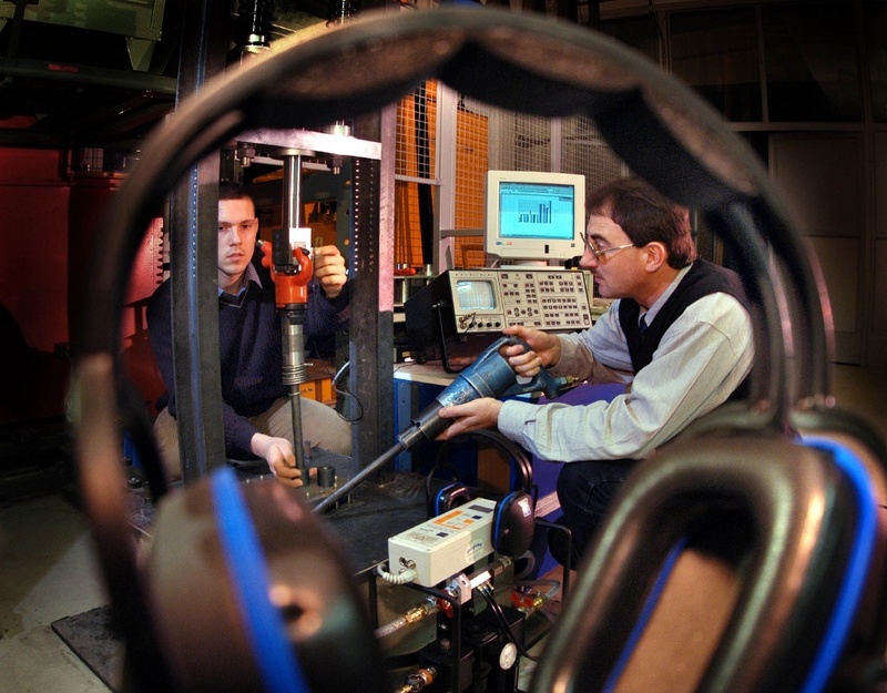 Dipl. Ing. Udo Kreißig (l.) und Dr. Holger Unger an einem Versuchsaufbau zur Vibrationsmessung für Drucklufthämmer. Foto: TU Chemnitz/Uwe Meinhold