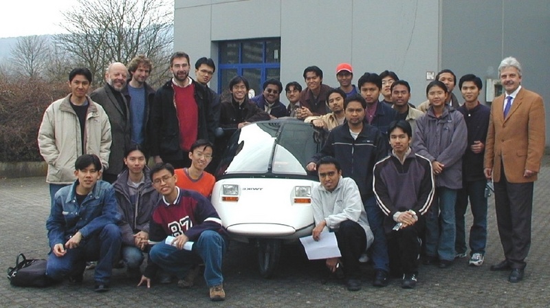 Prof. Dr.-Ing. Georg Obieglo (2.v.l.), Diplom-Biologe Bernhard Ziegler (3.v.l.), Diplom- Geoökologe Markus Schwegler (4.v.l.), Dipl.-Ing.(FH) Martin Tubach (1.v.r.)