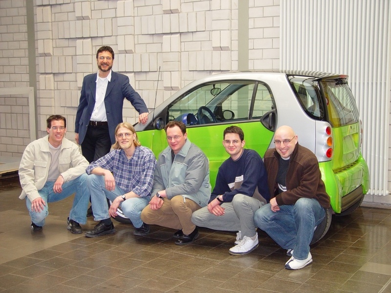 Prof. Wolfgang Frühauf mit Studenten