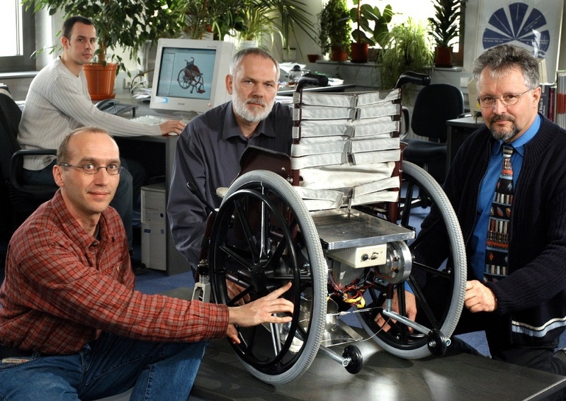 Thomas Härtel (l) und Dr. Claus-Dieter Wolf (r), Institut für Mechatronik, Volker Fiedler (M), Fiedler Elektromobile-Batterieantriebstechnik GmbH, und Alexander Hilbert (hi), CADsys GmbH, entwickelten einen neuen Antrieb für Rollstühle Foto: Meinhold