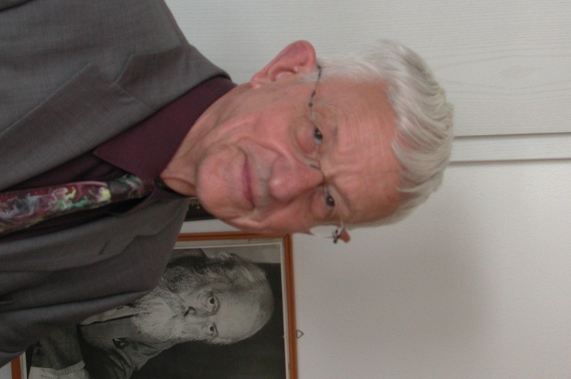 Prof. Dr. Bernhard Schleißheimer (80). Im Hintergrund ein Bild von Martin Buber