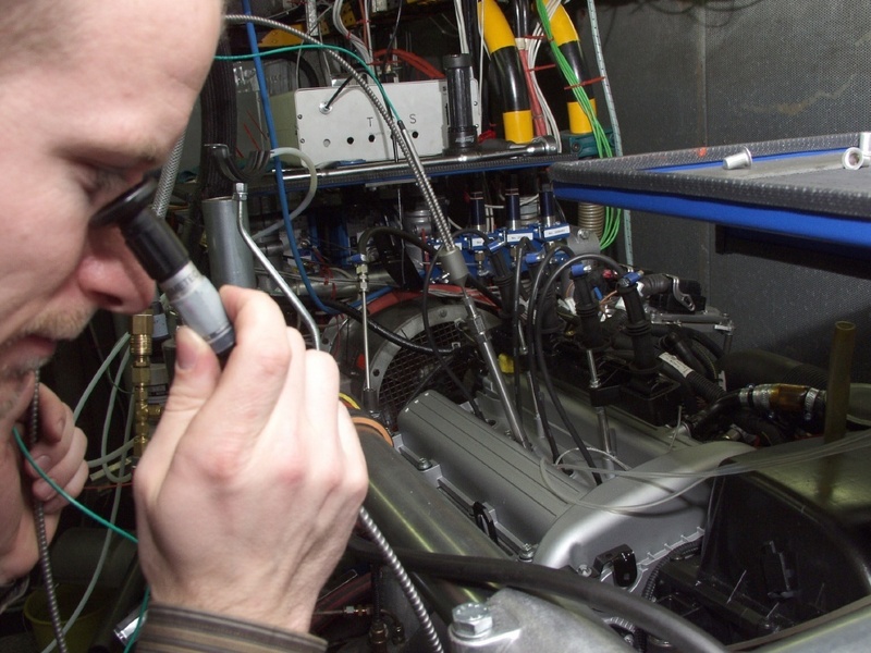 Wissenschaftler am Institut für Kolbenmaschinen haben ein neues Verfahren entwickelt, mit dem Verbrauch und Emissionen von Motoren gesenkt werden können. Foto: Mechau