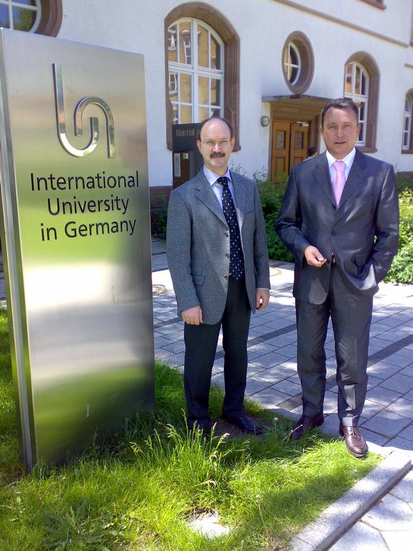 Der Präsident der International University, Prof. Dr. Ian Cloete (links), und der Kanzler und kaufmännische Geschäftsführer, Michael Scheithauer (rechts)