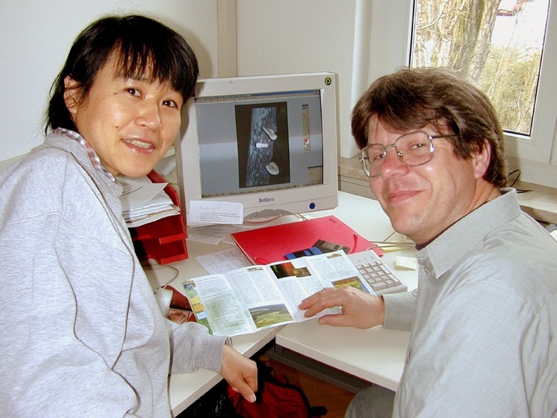 Die Fliegenforscher Dr. Tuno (l.) und Prof. Davis am Institut für Ökologie der Universität Jena. (Foto: FSU/Günther)