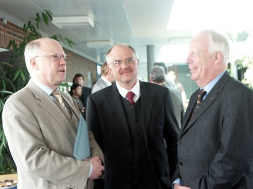 von links: FH-Präsident Prof. Dr. Wolf-Rüdiger Umbach, Honorarprofessor Dr. Norbert Kroll, Dekan Prof. Dr. Karl Bruns
