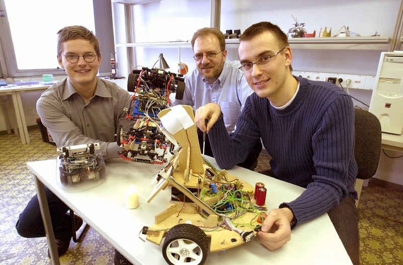 Prof. Dr. Peter Protzel mit Mitgliedern der Chemnitzer Robotik AG. Foto: TU Chemnitz/Sven Gleisberg