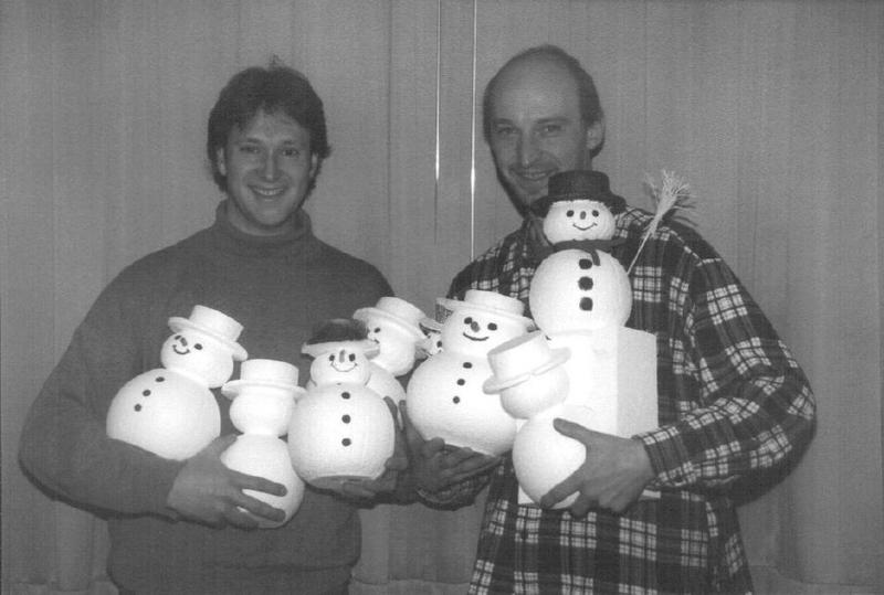 (v.l.) Die Studenten André Hallmann und Klemens Lux mit den ersten Schneemann-Modellen