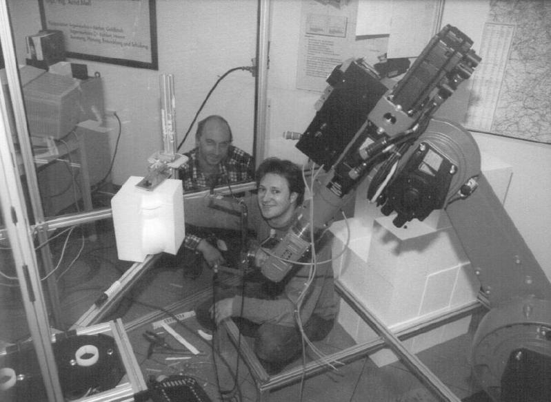 (v.l.) Die Studenten Klemens Lux und André Hallmann mit dem Roboter bei der Schneemann-Produktion im Mechatronik-Labor