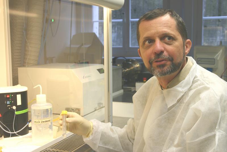 Prof. Thomas Nägler vor dem Massenspektrometer mit dem die Molybdän-Isotope in den Schwarzschiefern bestimmt wurden. 