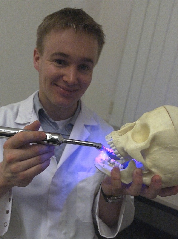 Alexander Uhl mit seinem Prototyp der Polymerisationslampe zur Härtung von Zahnfüllungen (Foto:FSU)