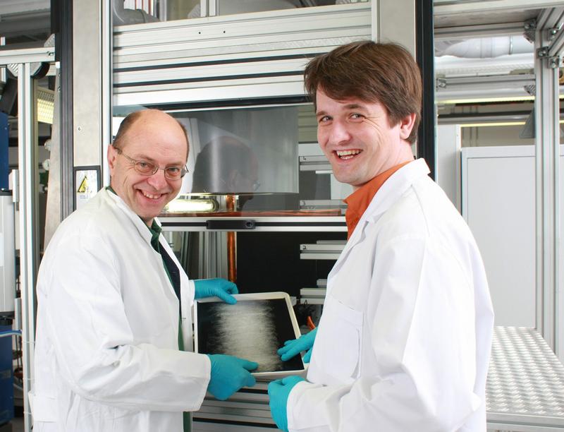 Dipl.-Ing. Walther Glaubitt und Dr. Jörn Probst (v.l.n.r.) mit frisch gesponnen Kieselgelfasern.