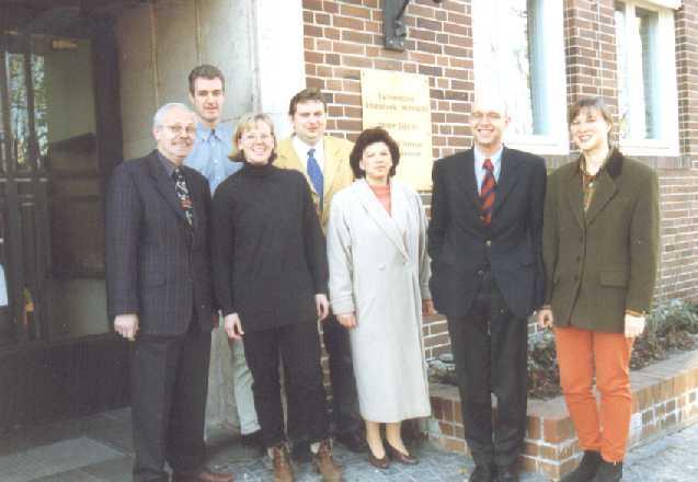 Gehören zum Projekt-Team: (von links) Prof. Dr. Hans-Jürgen Bender, Dipl.-Kfm. Carsten Wiljes, Studentin Martina Bramböck, Dipl.-Kfm. Jürgen Stegemann, Sabine Lages, Prof. Dr. Winfried Huck und Dipl.-Oec. Anja Borchers