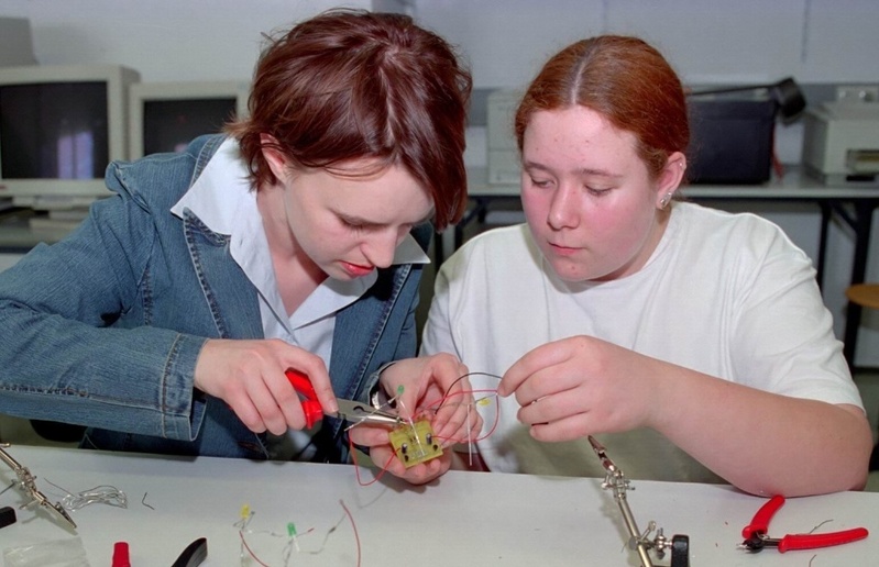 Teamwork - Ines Lorenz, Ingenieur-Studentin der Fachhochschule Kaiserslautern hilft einer Schülerin beim Bau einer Blinkschaltung