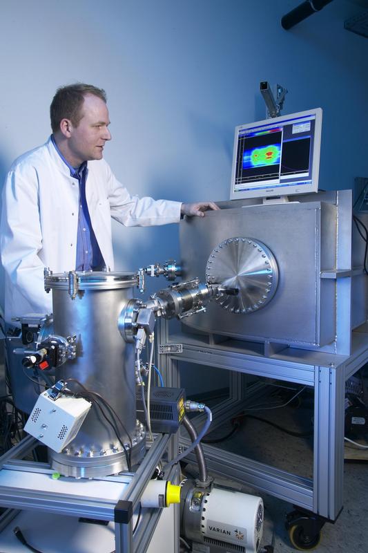 Mit einem EUV-Spektralphotometer (rechts) unterstützt das LZH die Entwicklung von miniaturisierter Elektronik