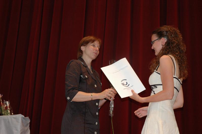 Vizepräsidentin Prof. Dr. Bärbel Kracke gratuliert der künftigen Grundschullehrerin Andrea Oberthür aus Kassel zu ihrem MaL