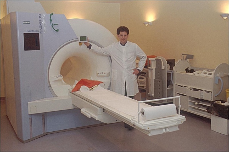 Priv.-Doz. Dr. Ferdinand Binkofski an einem der Kernspintomographen, an denen die Lübecker Neuronenforschungen erfolgen