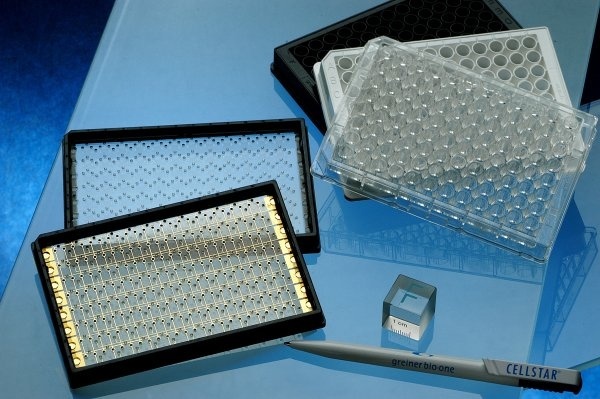 Eine gemeinsame Entwicklung des Forschungszentrums Karlsruhe und der Firma Greiner Bio-One GmbH ist eine mikrofluidische Lab-on-a-Chip-Struktur, mit der 96 Analysen von DNA oder Proteinen gleichzeitig durchgeführt werden können.