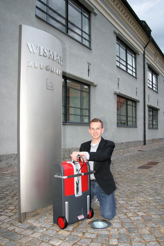 Martin Emanuel Engel, mit dem Modell seines "Portablen Wassernebel-Hochdruck-Löschgerätes "Fogbooster" nach der Preisverleihung im Zeughaus. 